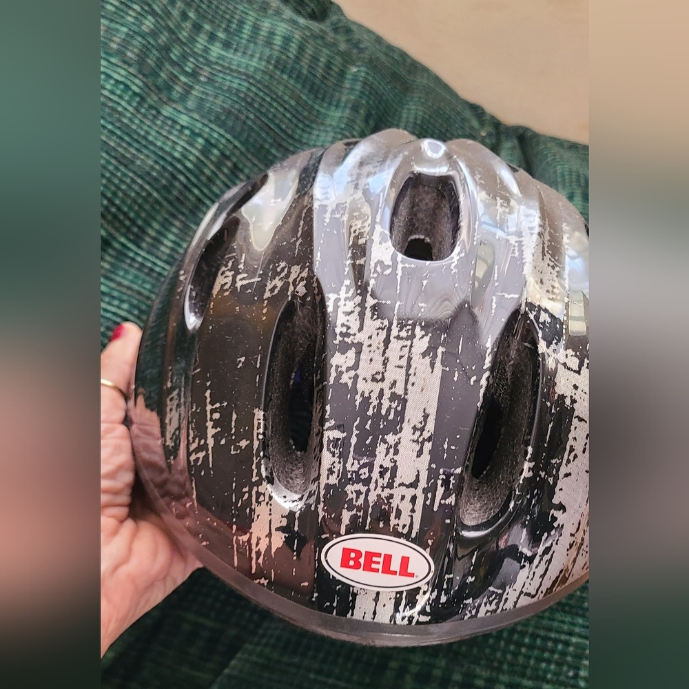 Bell Black & Gray/Silver Youth Bike Helmet.  Unisex